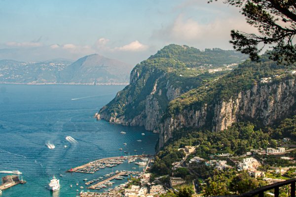 Capri panoráma. Kilátás a kikötőre.
