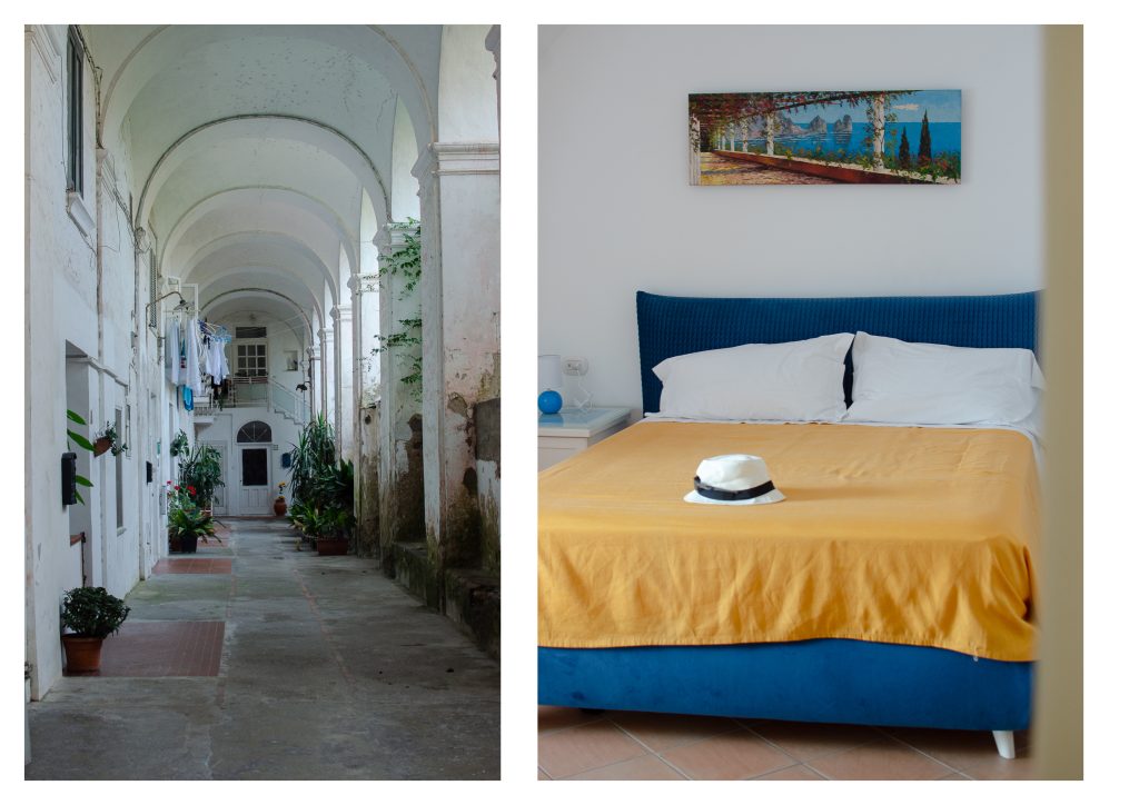 Jobbra: Apartmanszoba (Stella Maris) Capri belvárosában. Kék ágy narancs ágytakaróval és egy panam kalap az ágyon Ballra: Hangulatos boltíves belső udvar Caprin, ami egykor kolostor volt